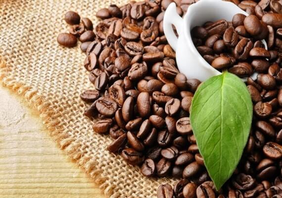 Используется для удаления кофеина из кофейных зерен и чайных листьев.

Широко используется как эфир в производстве вина и как летучая органическая кислота в продуктах питания.